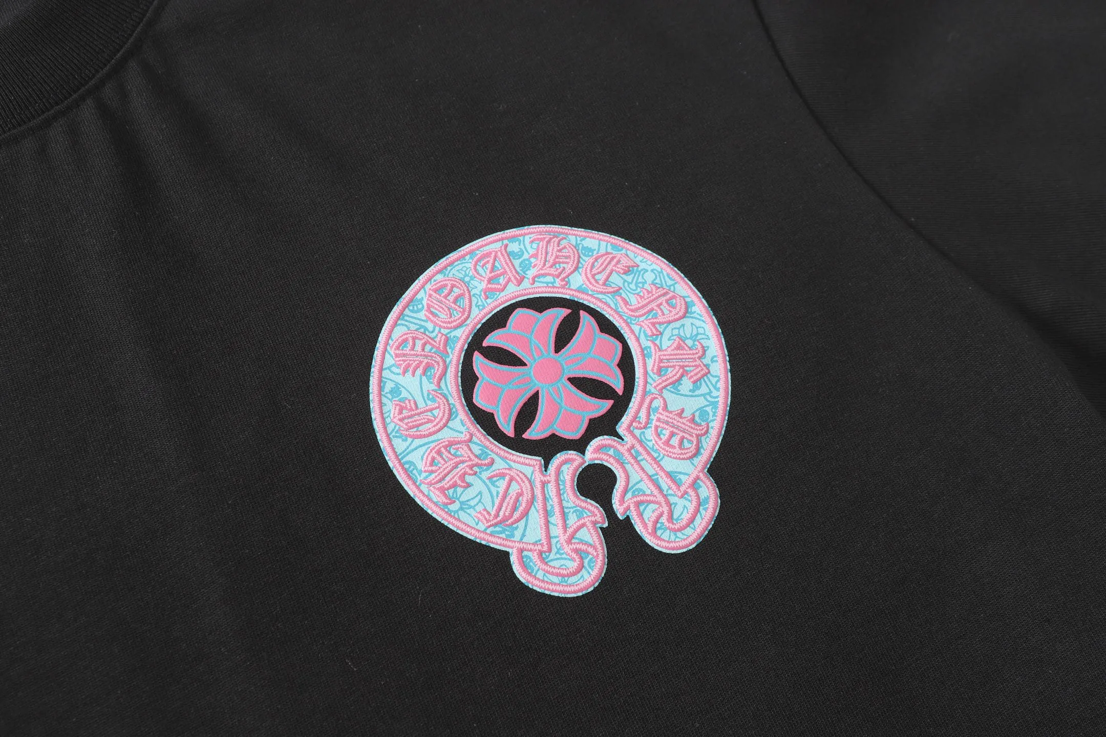 🅿️170 Chrome hearts ch Chrome hearts horseshoe painted foam short-sleeved T-shirt. Large version. Loose and stylish. The difference is the low version, the slim version, the upper body and the hips. 100% commitment: top quality, not fast food. The highest version on the market. Top quality, 280g, 26 custom-dyed double yarn cotton, same style for men and women, complete with three standards. Color: black, white Size: XS-L